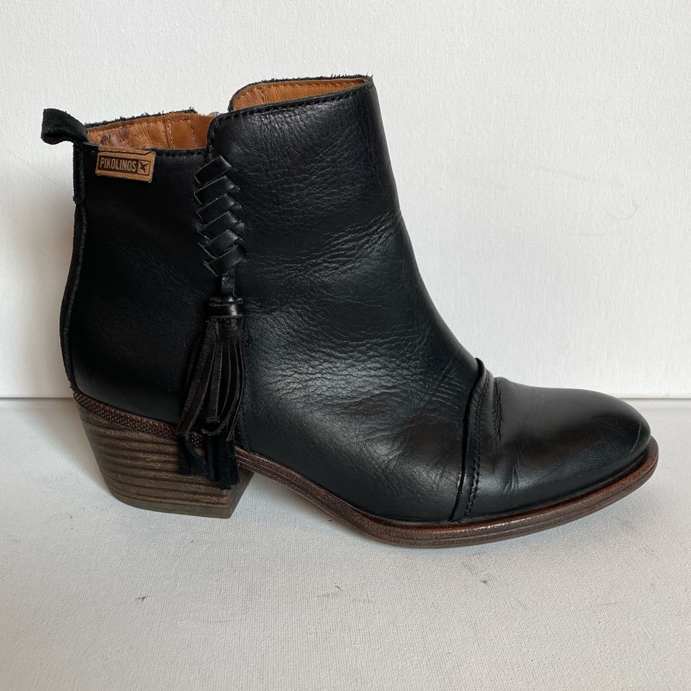 Pikolinos black leather ankle booties